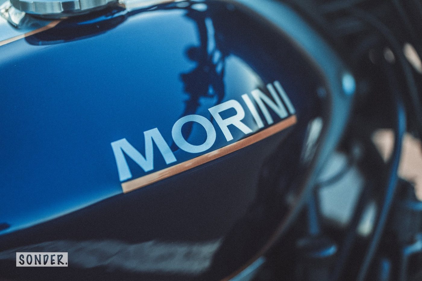 油箱 MORINI 字标与贯穿车身的金线
