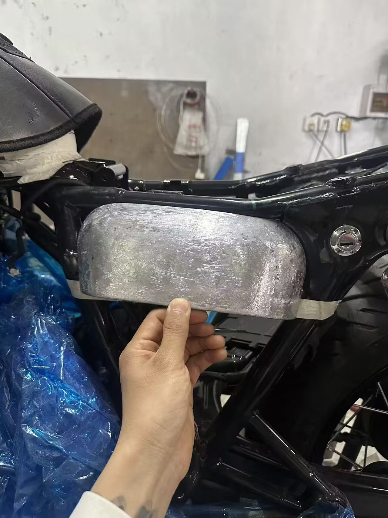 手工敲制的油箱底壳