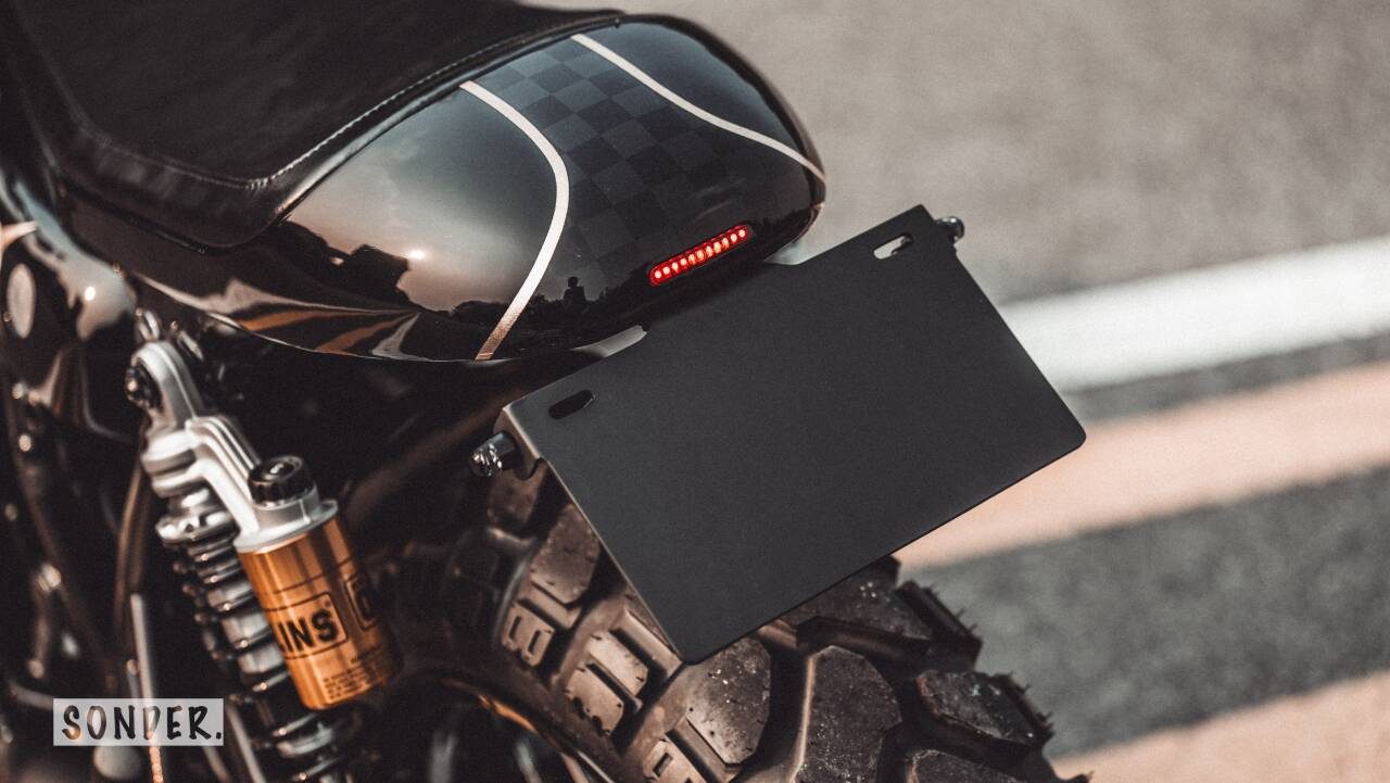 车尾黑白格与 Öhlins 避震