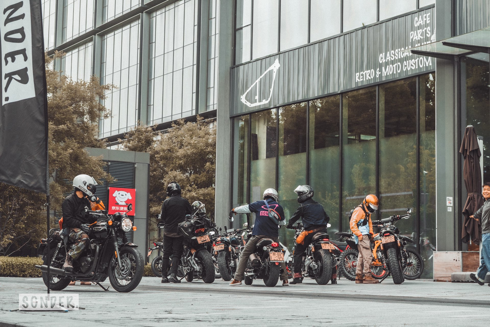 骑士们在 CAFE PARTS / CLÁSSICA 复古机车店前整备爱车