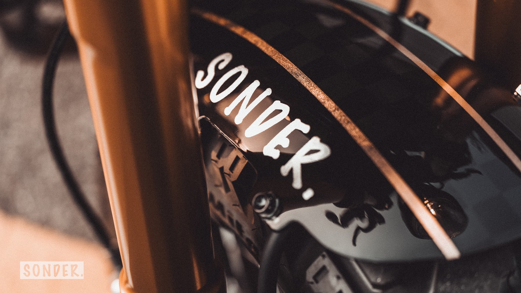 油箱上的 SONDER. WORKS 标志